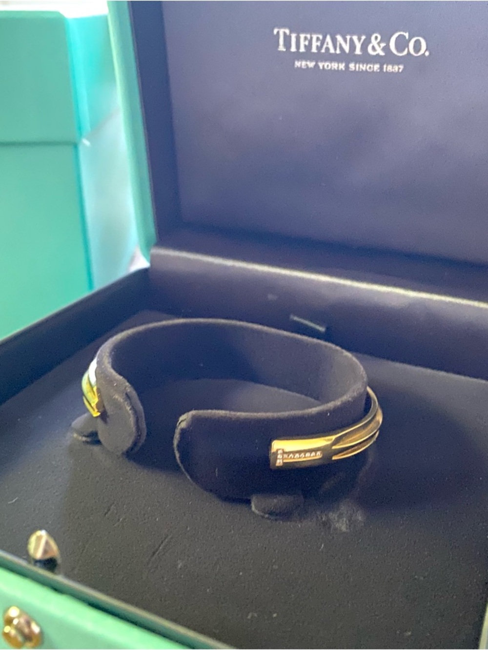 TIFFANY & CO. - 18 Carat Yellow Gold and Diamond Key
T Cuff with Leather Box - Picture 3 of 16